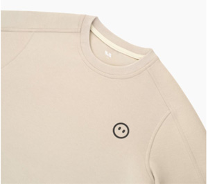 The three-dimensional half-sleeve cut on the shoulders creates smooth lines